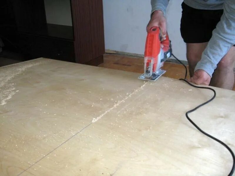 Укладка фанеры на бетонный пол. Фанера под линолеум. Выравниваем деревянный пол фанерой под линолеум. Фанера на бетонный пол под линолеум.