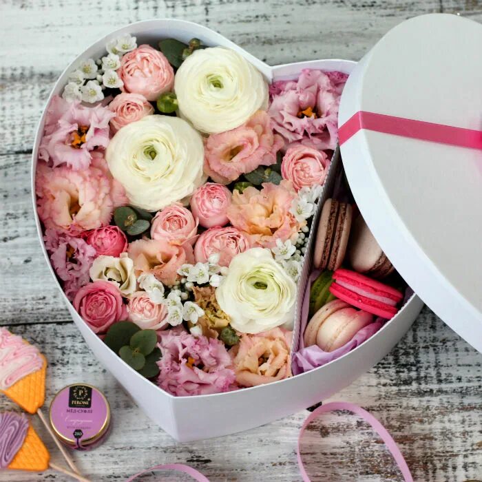 Подарочная коробка с цветами. Букеты цветов в коробках. Цветочные коробочки. Коробочка с цветами. Круглые коробки с цветами.