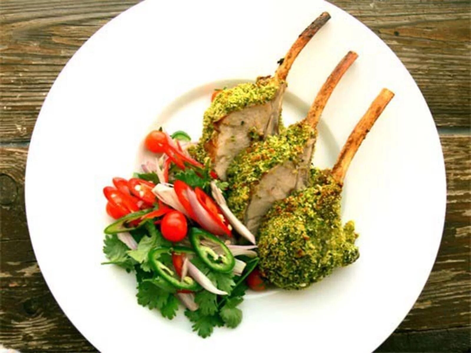 Каре ягненка в ресторане. Каре ягненка подача. Каре ягненка. Корейка ягненка с шампиньонами. Каре ягненка в зеленой панировке.