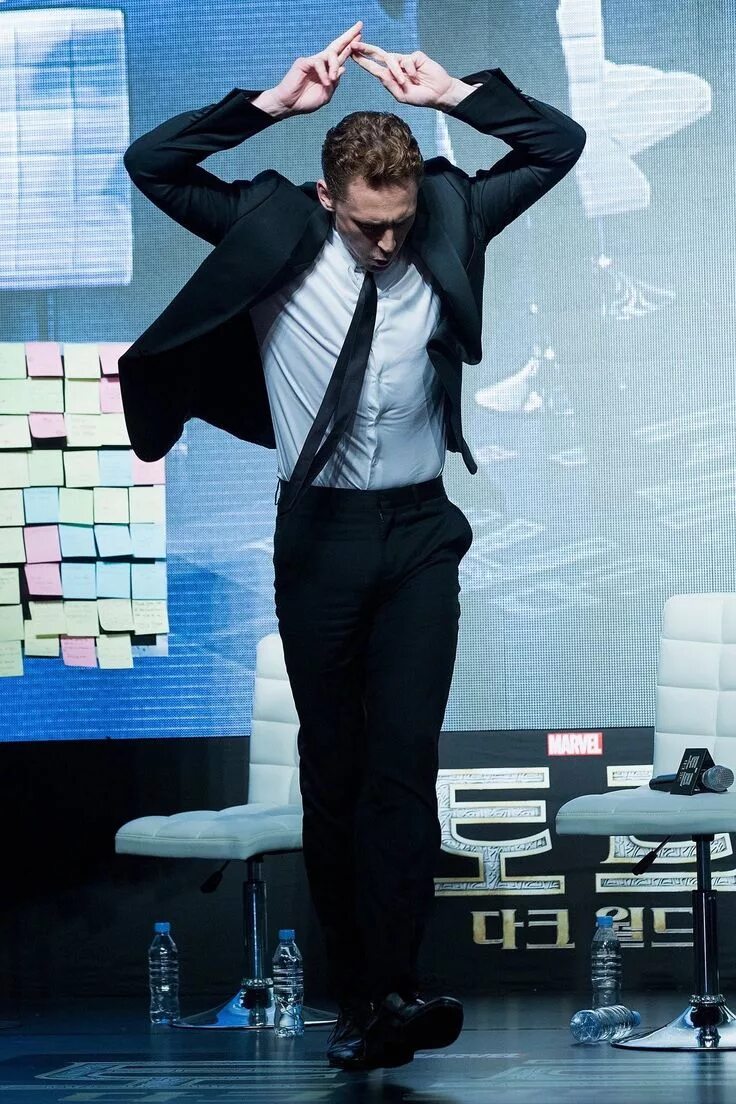 Том холланд lip sync battle. Том и джерри танец. Том и джерри. Том хиддлстон и т/и. Том и джерри том танцует.