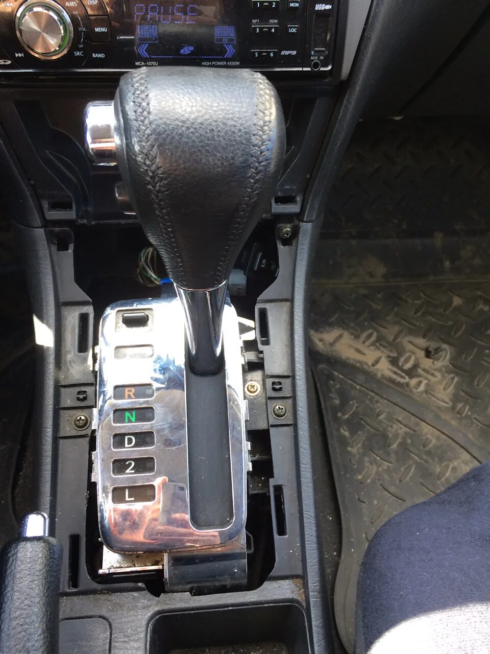 Не горит коробка автомат. Рычаг акпп коробки toyota corolla e150. Подсветка акпп пежо 4007. Не горит коробка автомат. Подсветка часов тойота королла 120 кузов.