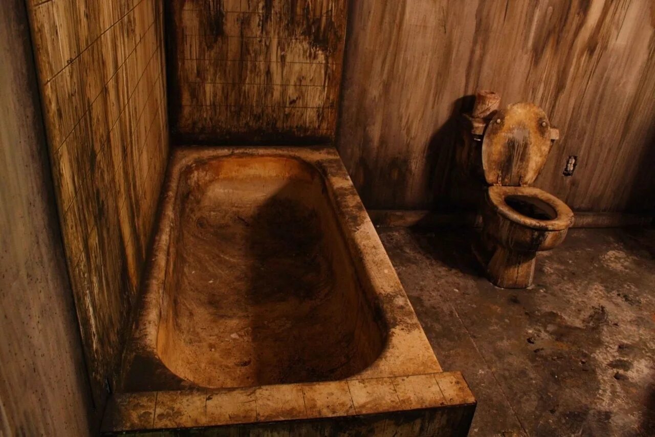 Старинный туалет. Средневековый туалет. Древние унитазы.