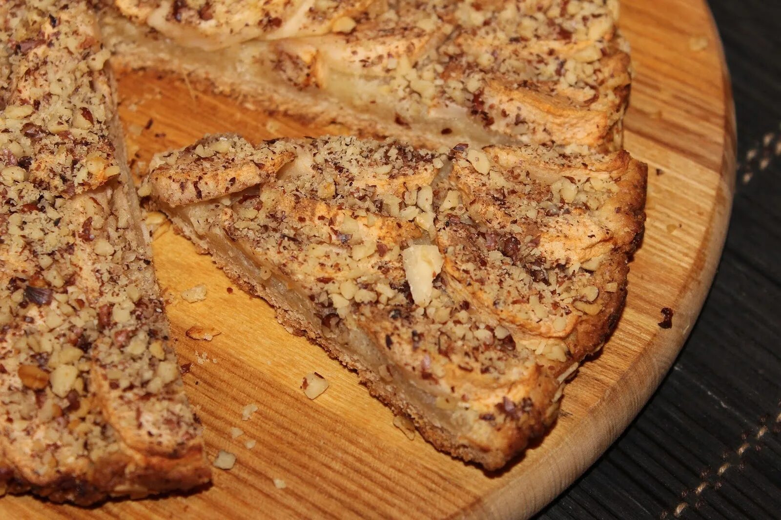 Ореховый пирог с грецкими. Пирог с яблоками и орехами. пирог с яблоками орехами и корицей. яблочный пирог с орехами. ореховый пирог с яблоками.