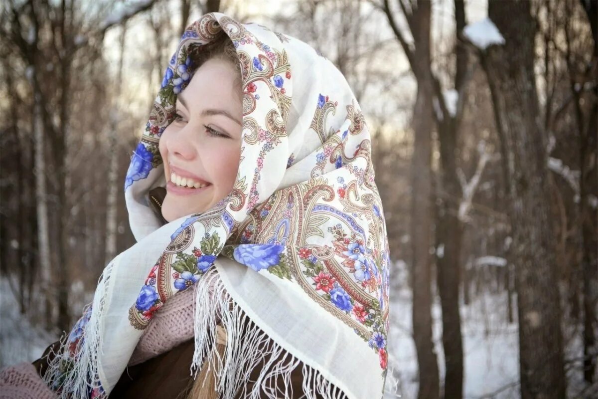 Ютуб русские женщины. Павлопосадский платок Славянка. Павловопосадский платок русская красавица. Павловопосадский платок Славянка 13. Павловопосадский платок девица Краса.