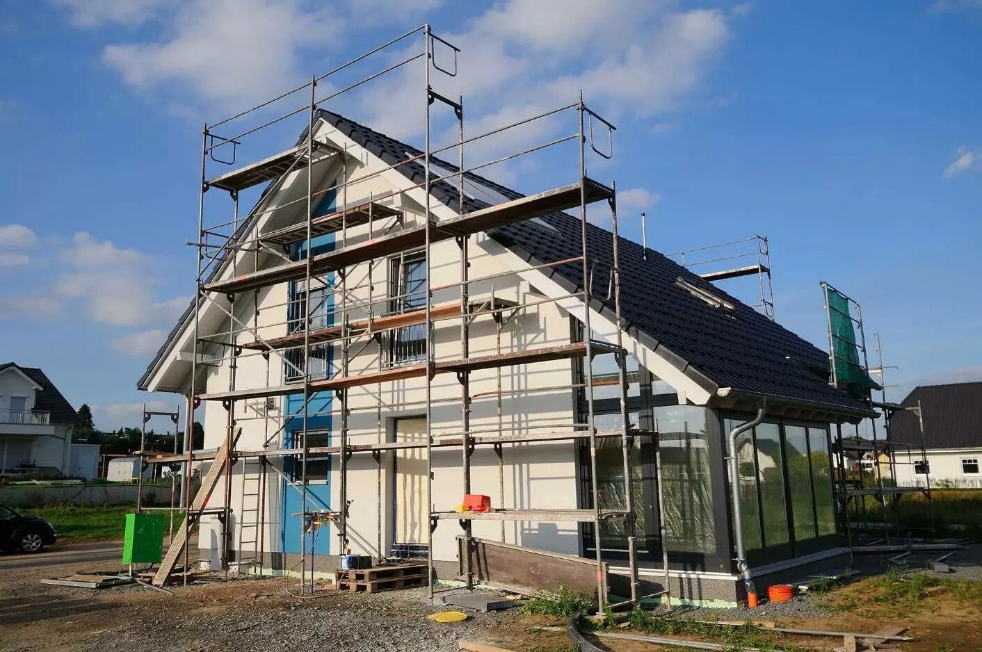 Чинит крышу. Стройка частного дома. Стройка частного дома. Строитель отделка. Весенняя стройка частного дома.