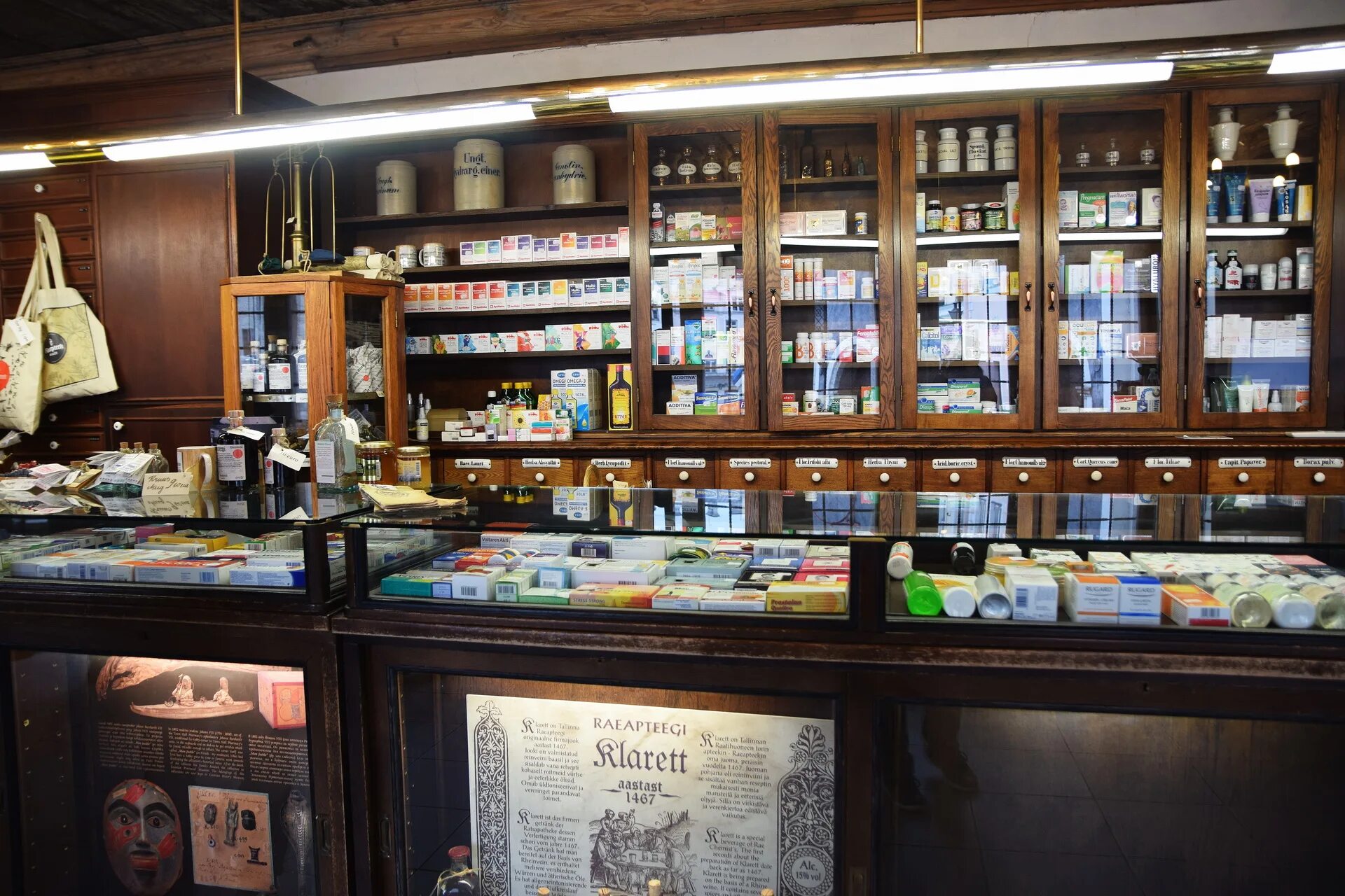 Аптека-музей (львов). Самая старая аптека. Аптека в таллине на ратушной площади. Старинная аптека в краснодаре. Самая старая аптека.