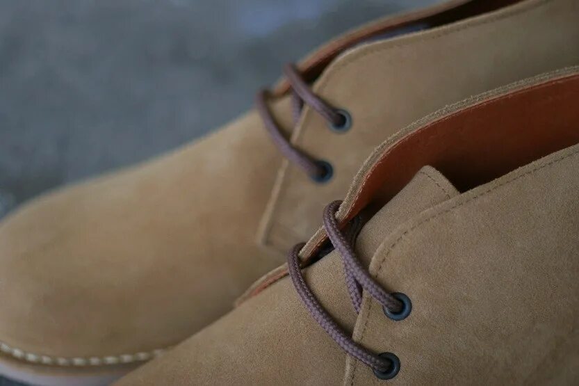 Дезерты коричневые мужские испания. Pollini бежевые ботинки нубук. Кожа спилок. Ботинки женские коричневые нубук. Нубук одежда.