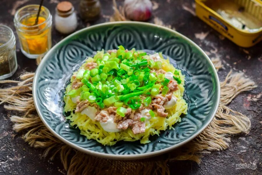 Салат печень с яйцом и луком. Салат с печенью трески. Салат с печенью трески и огурцом. Салат с треской и яйцом. Салат с печенью трески и солеными огурцами.