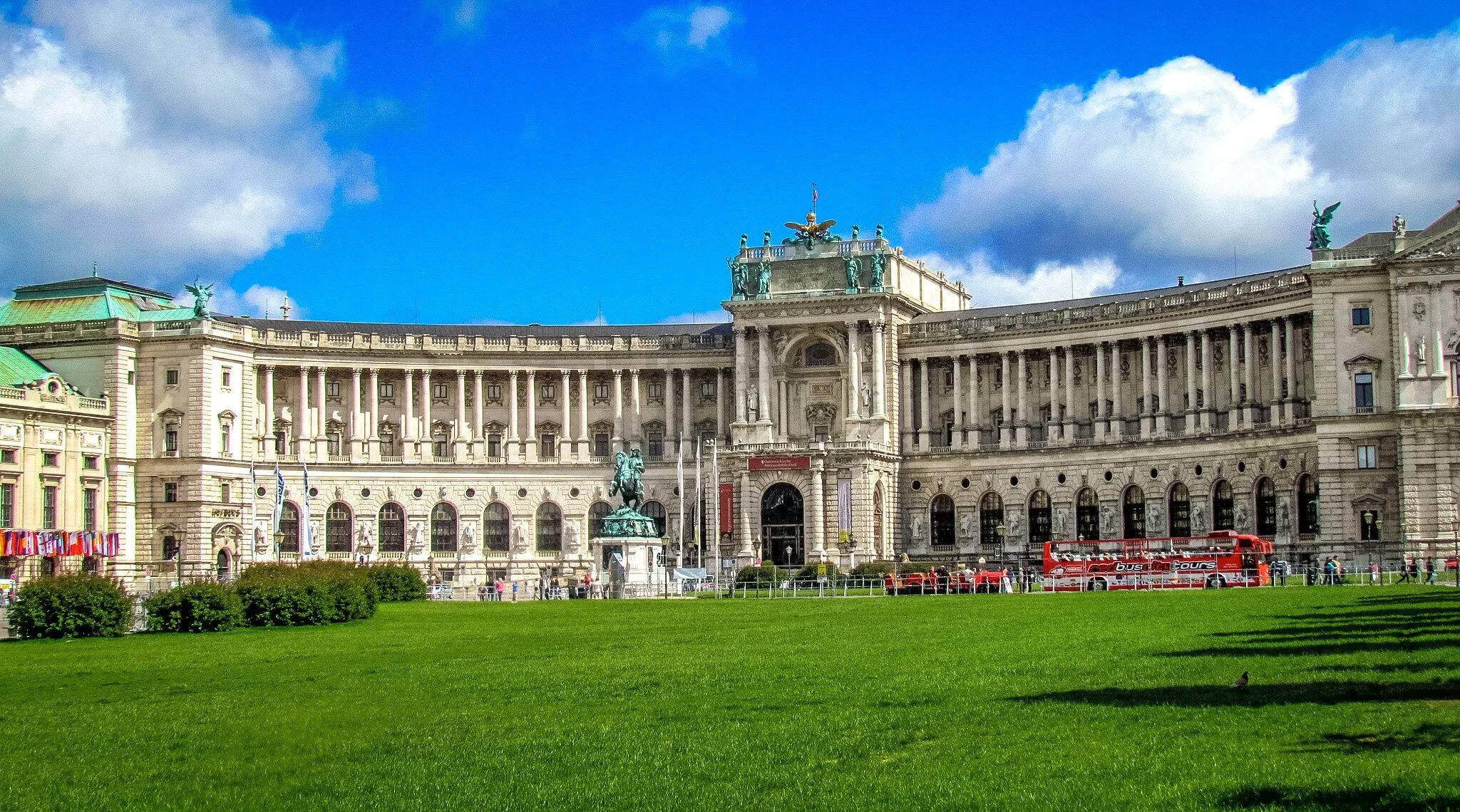 Площадь Хельденплац Вена. Дворец Хофбург Вена. Хельденплац площадь героев. Дворец Марии Терезии в Вене.