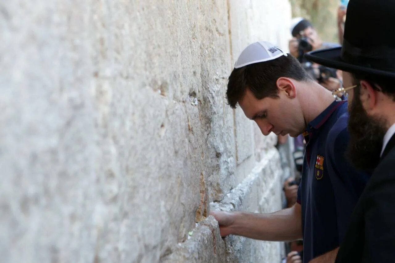 Лионель Месси у стены плача. Месси еврей. Messi еврей. Месси в Израиле. Помощь евреям