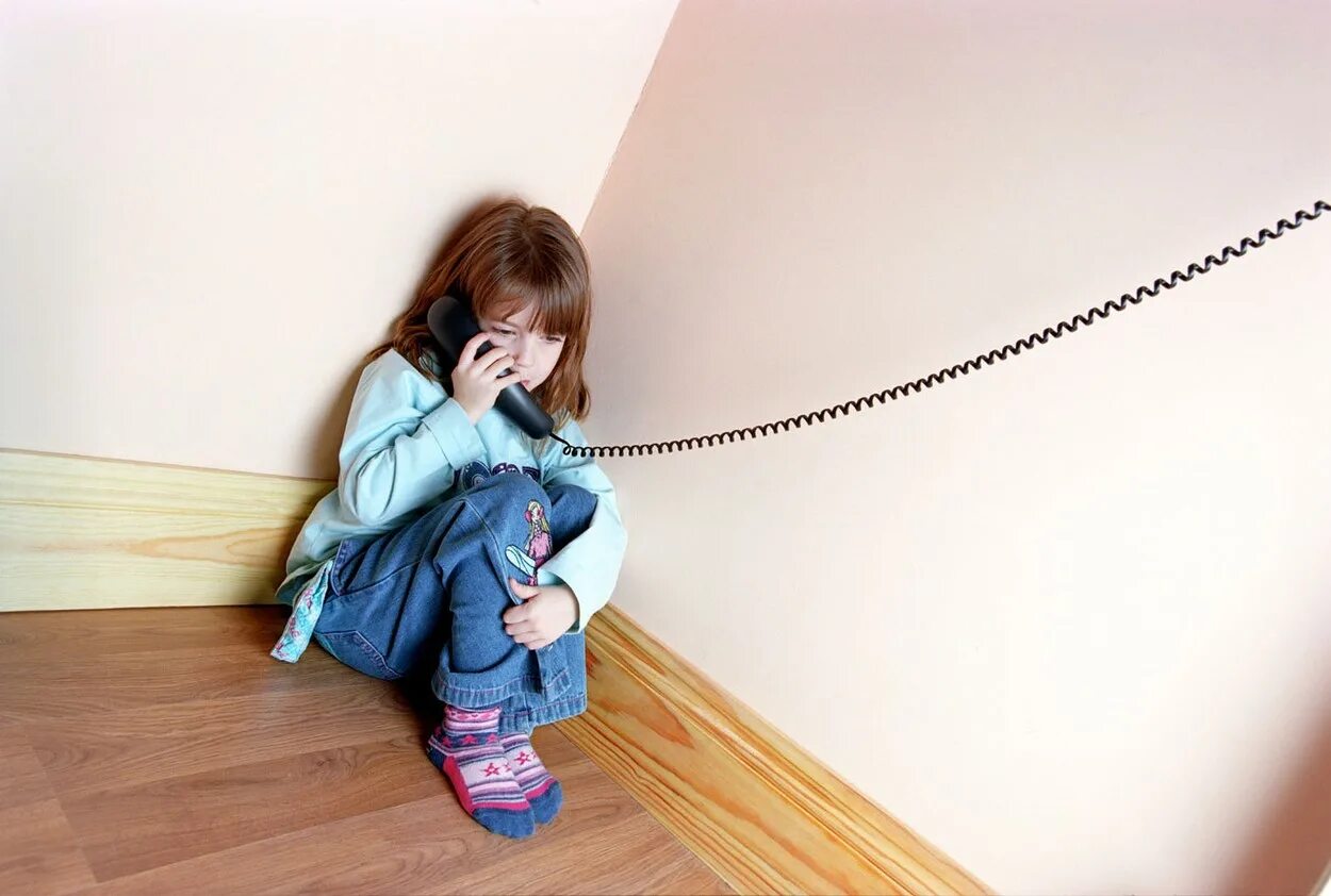 ребенок говорит по телефону доверия. мальчик с телефонной трубкой. девочка с телефоном. звонок прикол над ребенком. звонок в полицию скриншот.
