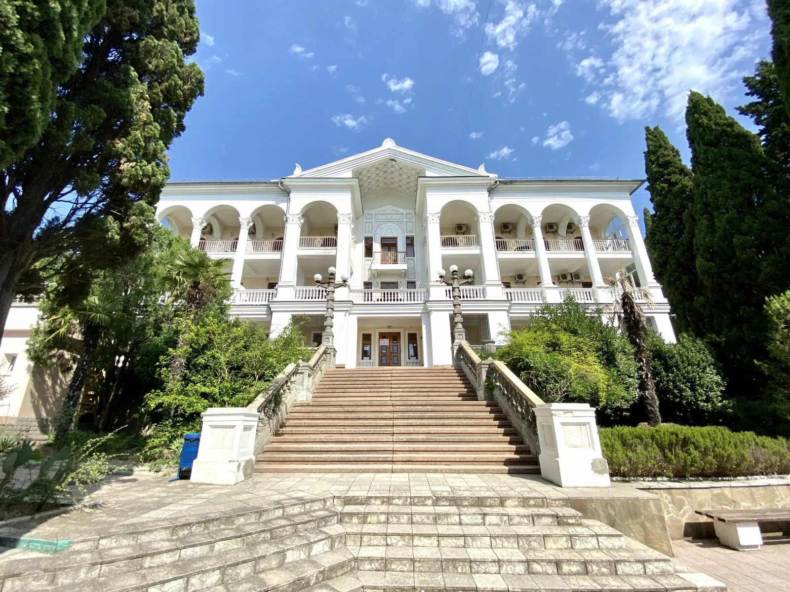 Юбк крым дом. Пансионат Севастополь Ялта. Hotel Life Ялта. Пансионат Укрреставрация Ялта. Отель Крым Дрим 2 корпус.