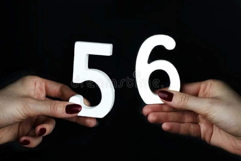 Девять пятьдесят три. Цифры на руке. Цифра 50 на фотографиях с людьми. С большими цифрами в руках. Цифра 56.