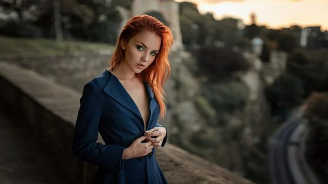 Рыженькая красавица на черном диванчике