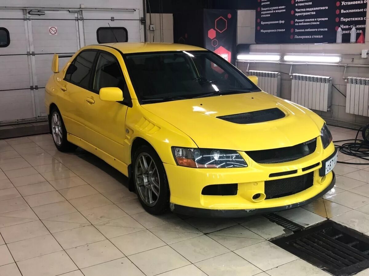 Mitsubishi lancer авито. Mitsubishi Lancer Evolution 8 Yellow. Митсубиси Лансер Эволюшн 9 желтый. Mitsubishi Evolution жёлтый. Мицубиси Эволюшн желтая.