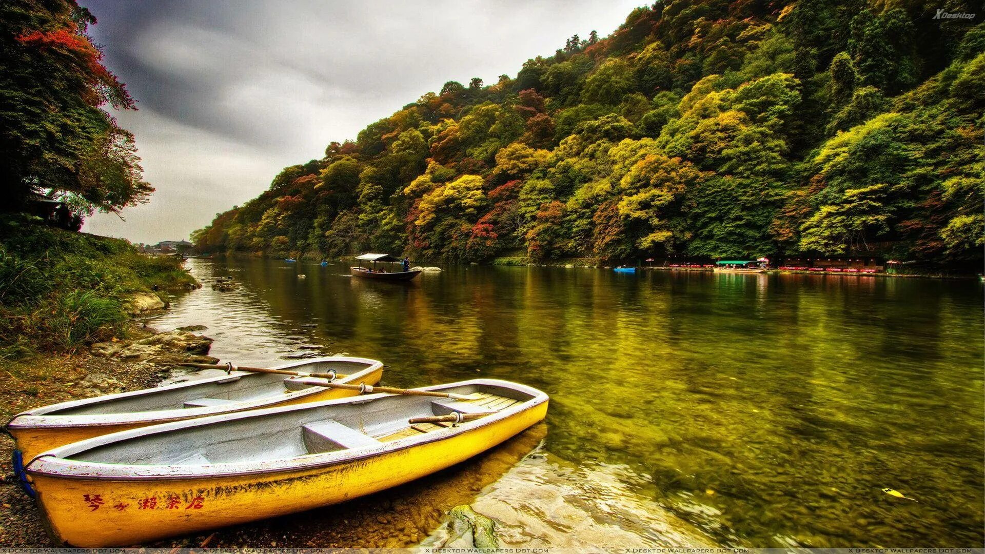 Natural view. Лодка в море. Лодка на реке. Пейзаж с лодкой. Лодка на берегу.