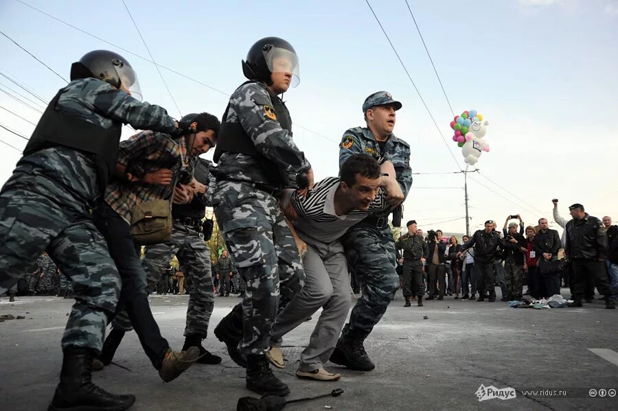 Над головами собравшихся. Апостол петр проповедует. Пятидесятница сошествие огня. Всемирный день без лифчика. Вис вверх ногами мировой рекорд.