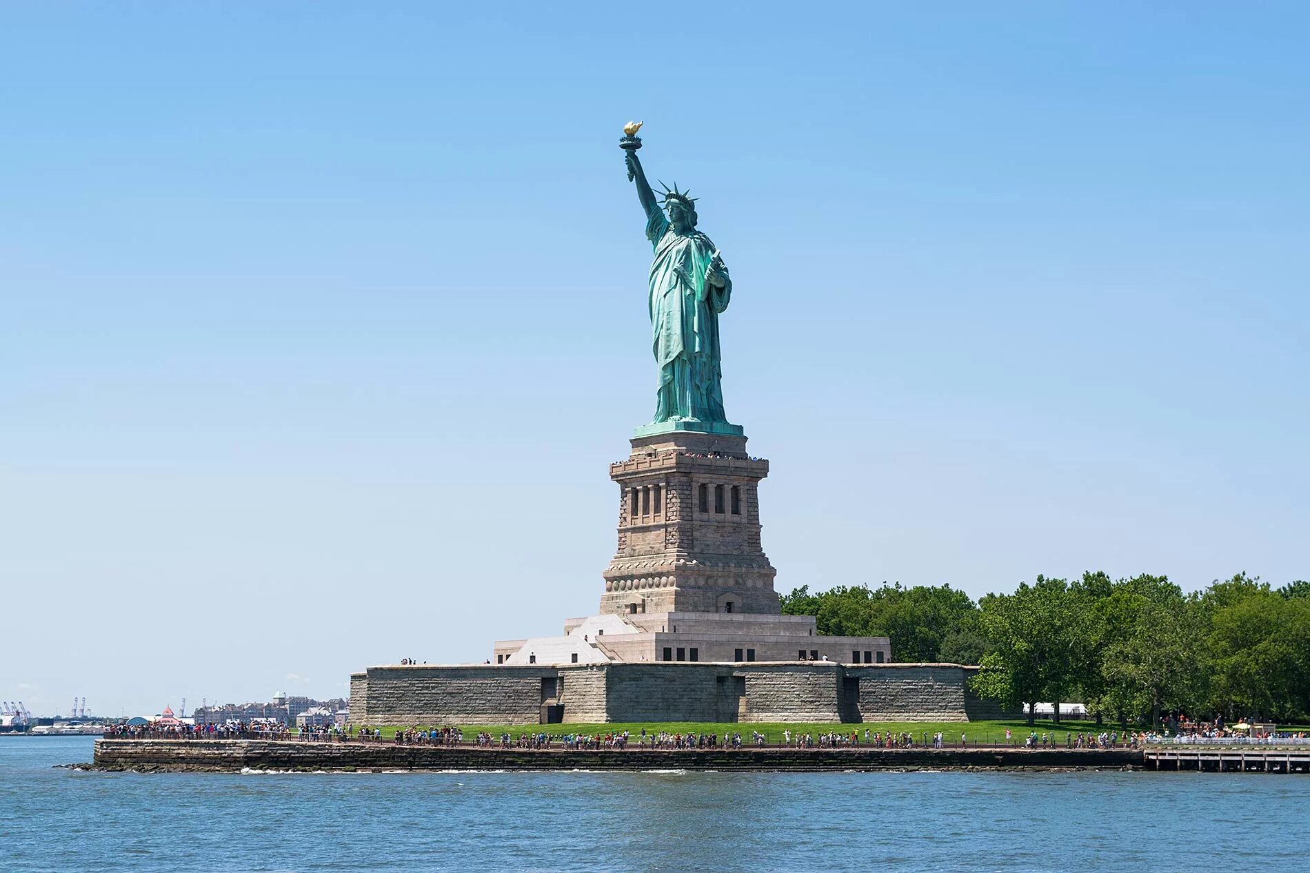 Страна где статуя свободы. Статуя свободы Нью-Йорк. Высота статуи свободы в Нью-Йорке. Достопримечательности США статуя свободы. Статуя свободы Нью-Йорк 1:1.