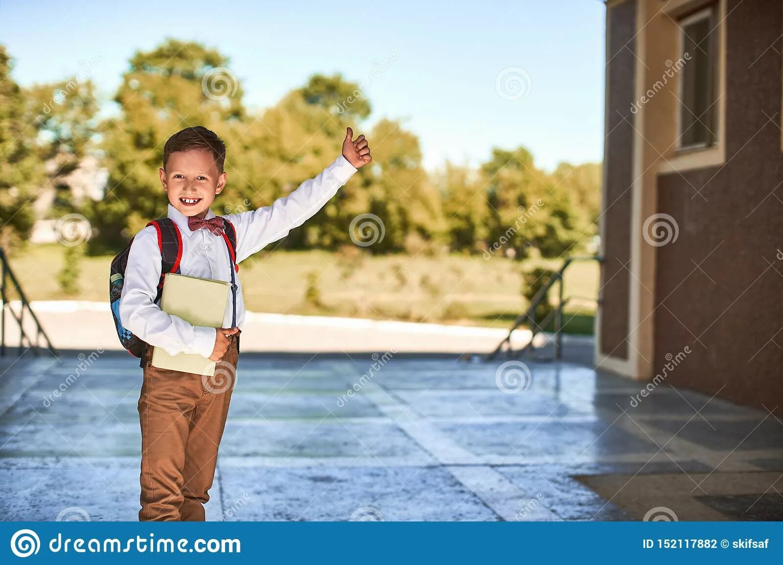 Мальчик приходит со школы. Мальчик пришел домой. Школьник с рюкзаком. Мальчик идет в школу. Мальчик приходит со школы.