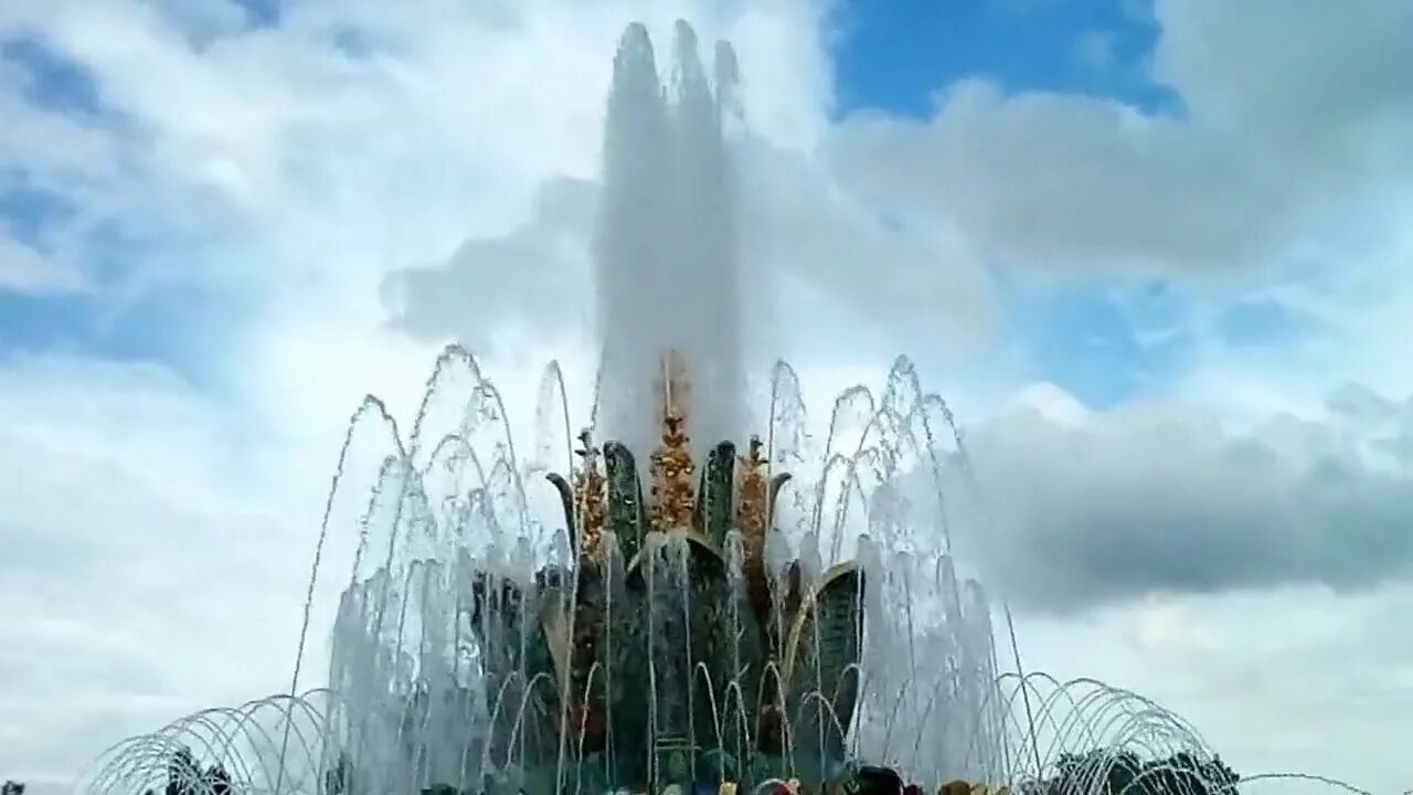 Фонтан в москве на вднх. Фонтаны вднх 2025. сухой фонтан на вднх. вднх фонтаны из земли. вднх обновленный фонтан.