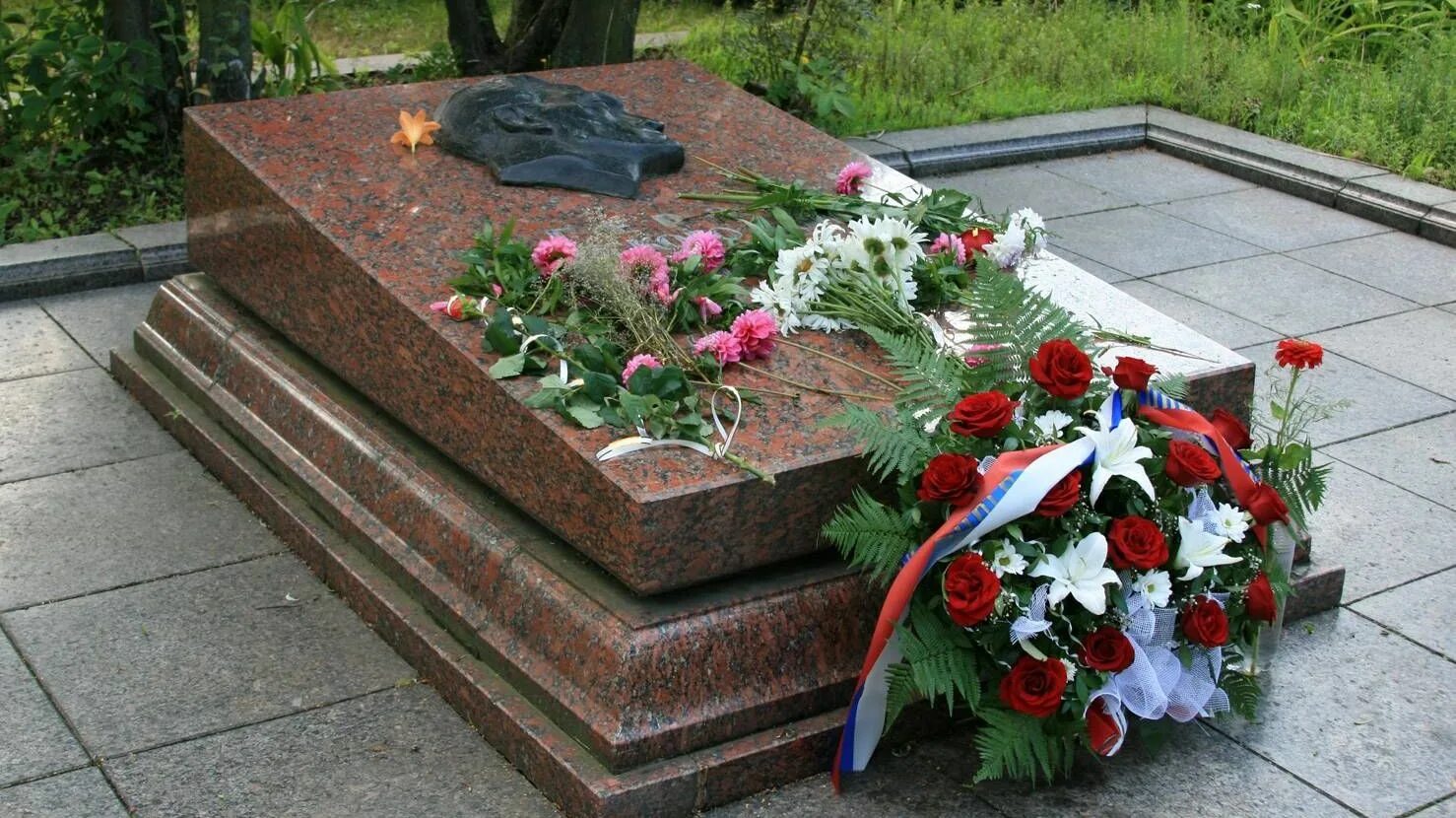 Кузнецов похоронен. Могила Николая Кузнецова во Львове. Могила Николая Кузнецова. Могила разведчика Кузнецова.