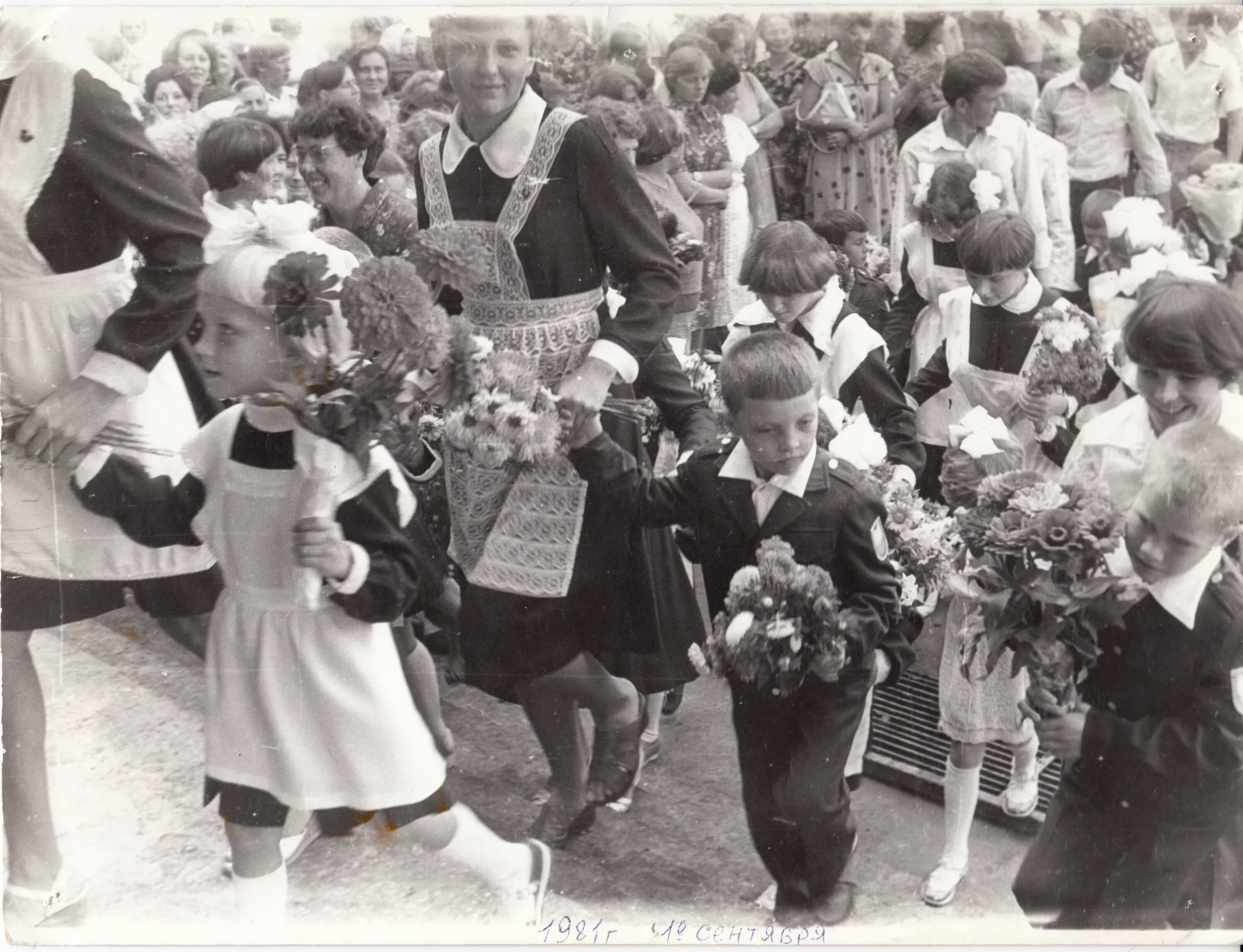 Первые дни в первом классе. Первоклашки СССР. 1 Сентября в школах СССР. Советские школьники на линейке 1 сентября. 1 Сентября 1980 года в школе.