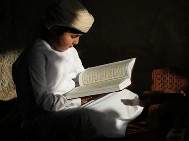 Каран слушает. Чтение Корана. Чтение Корана детьми. Мальчик читает Коран. Чтение Корана на картинах художников.