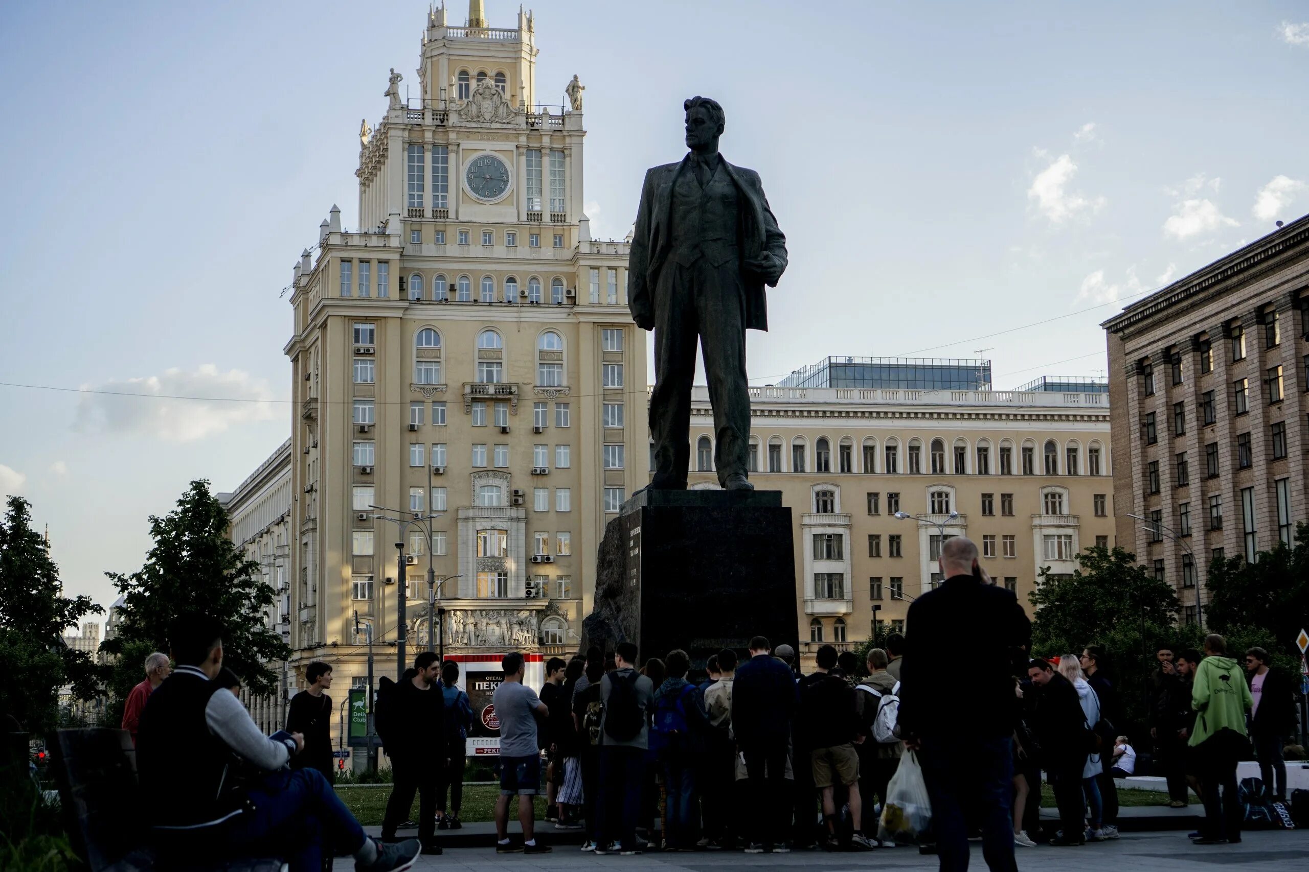 Дома художников и поэтов в москве. Памятник маяковскому на триумфальной площади. памятник владимиру маяковскому в москве. памятник маяковскому в москве на маяковской. памятник владимиру маяковскому в москве 16:9.
