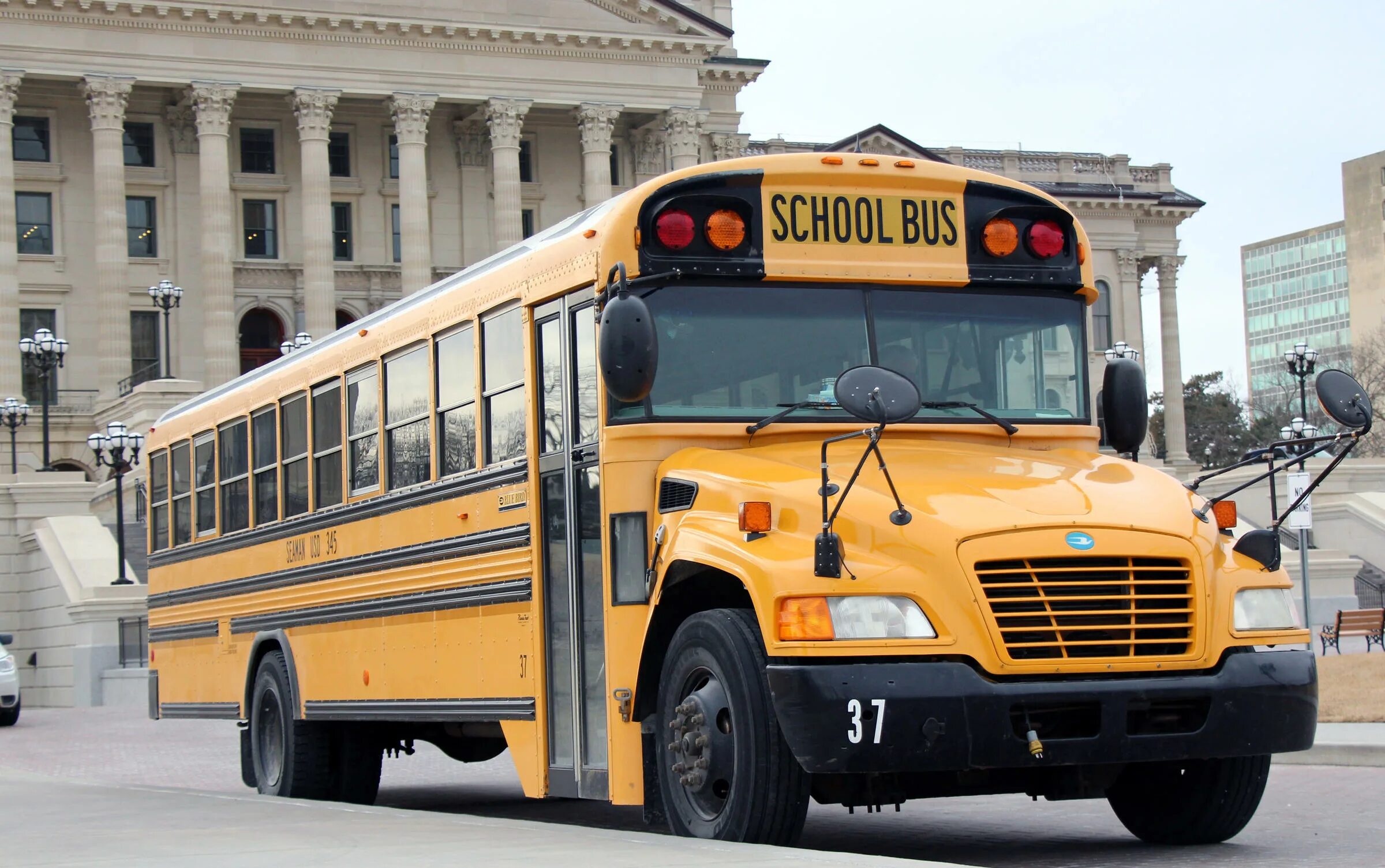 Школьный автобус право. Школьные автобусы в Лос Анджелесе. Американский автобус. Американский школьный автобус. Американский желтый автобус.