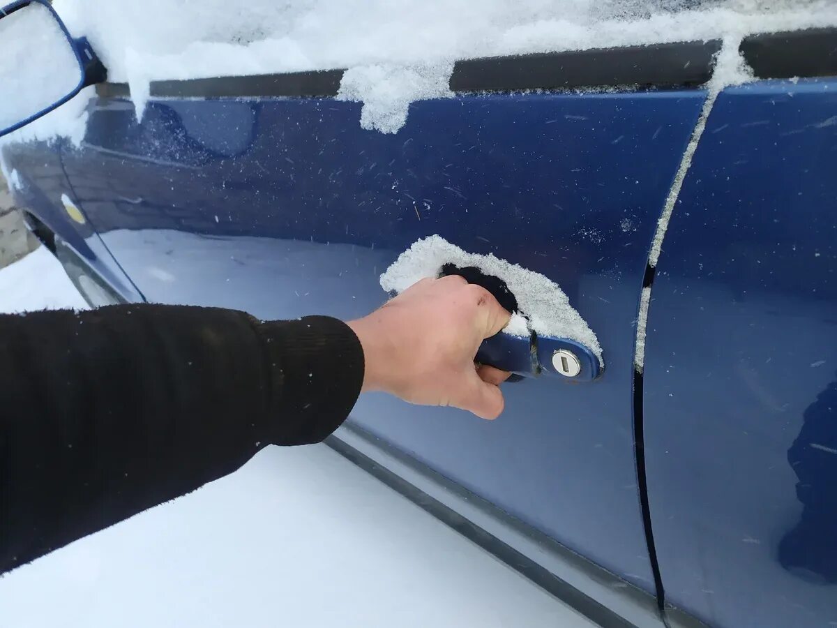 Замерзают двери машины