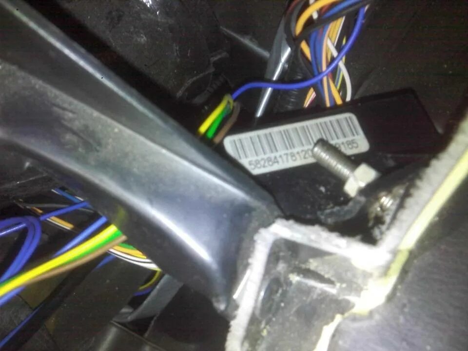 Апс-6 в нива-шевроле. Разъем иммобилайзера ваз 2111. Блок иммо приора 2011. Иммобилайзер приора 2. Блок апс 6 нива шевроле.