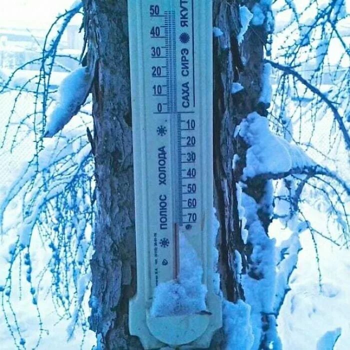 Сегодня холодно сколько. Оймякон Мороз минус 60. Полюс холода Оймякон градусник. Оймякон -70 градусов. Оймякон -70 полюс холода.