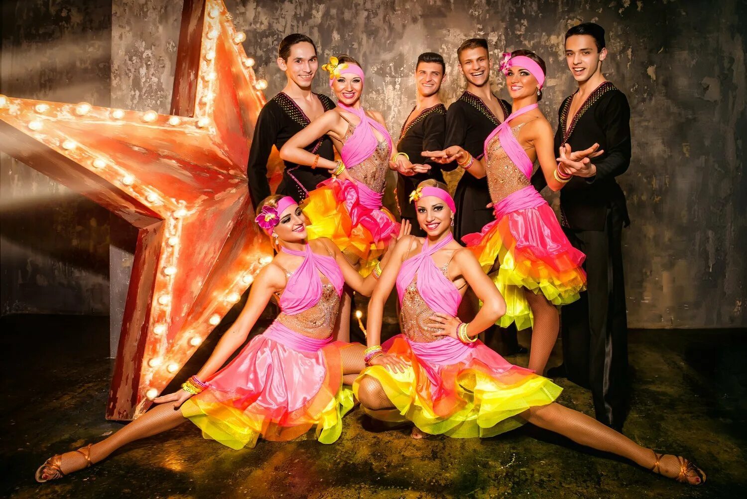 Let s dance. Современный эстрадный танец. S dance show. Strictly come dancing. Великий гэтсби шоу.