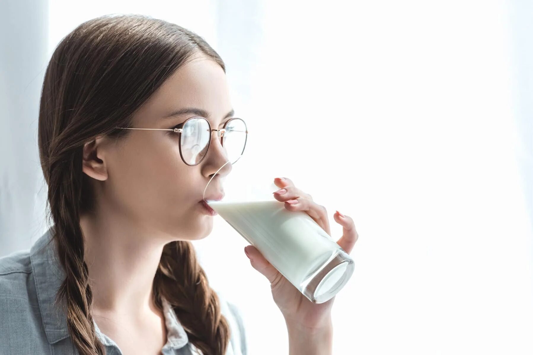 Молоко. Стакан молока. Forced to drink milk оригинал. Пьет молоко. Молочка у мужчин.