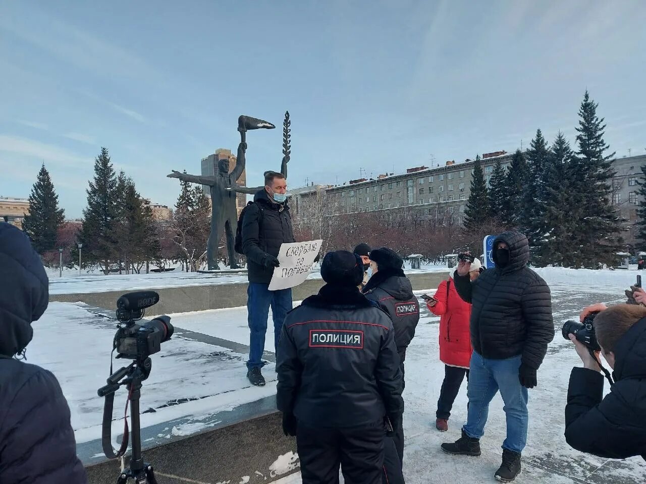 Украина последние новости на сегодня 25.02 2024. Митинг в Новосибирске. Несанкционированный митинг. Митинг в Новосибирске сейчас. Митинг в Москве.