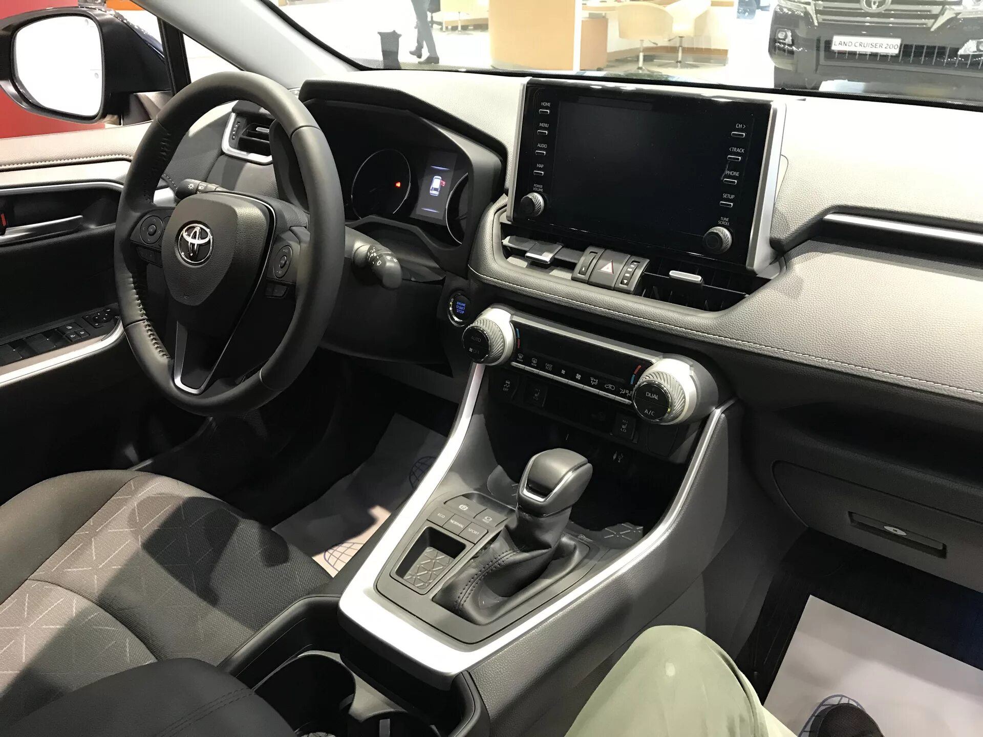 Тойота рав пятого поколения. Toyota rav4 2022 салон. Toyota rav4 2020 Interior. Тойота рав 4 2022 салон. Тойота рав 4 новая салон.