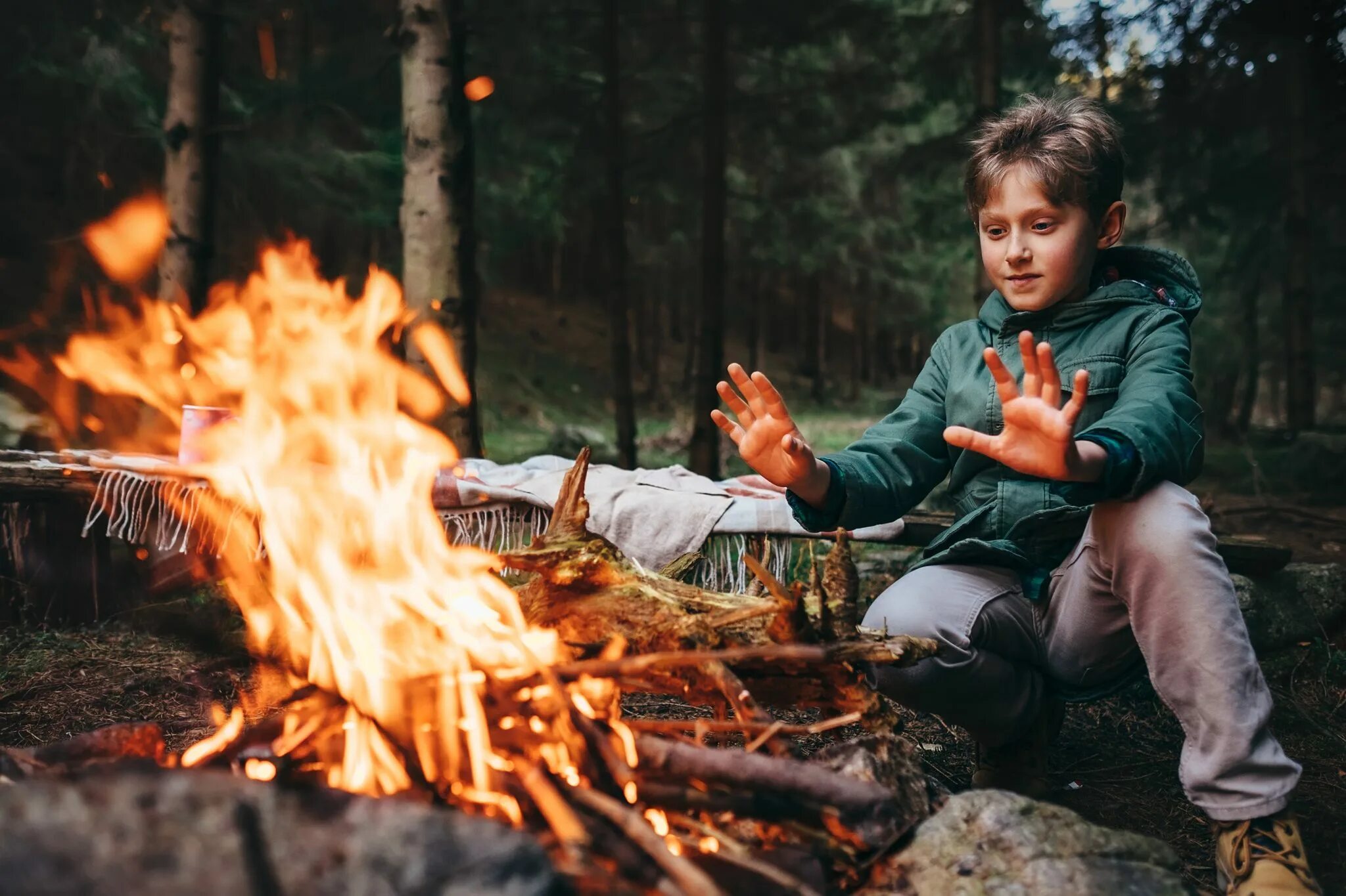 Near the fire. Фотосессия с огнем в лесу. Коста детям. Дети у костра. Мальчик у костра.