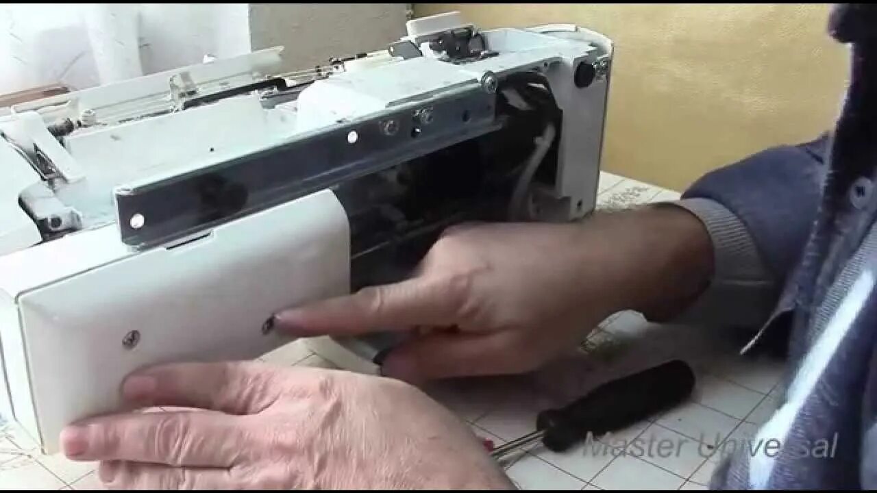 Смазать машинку видео. Janome MYEXCEL 18w. Швейная машинка vs50. Смазка машинки Джаноме 7518. Корпус для швейной машинки.