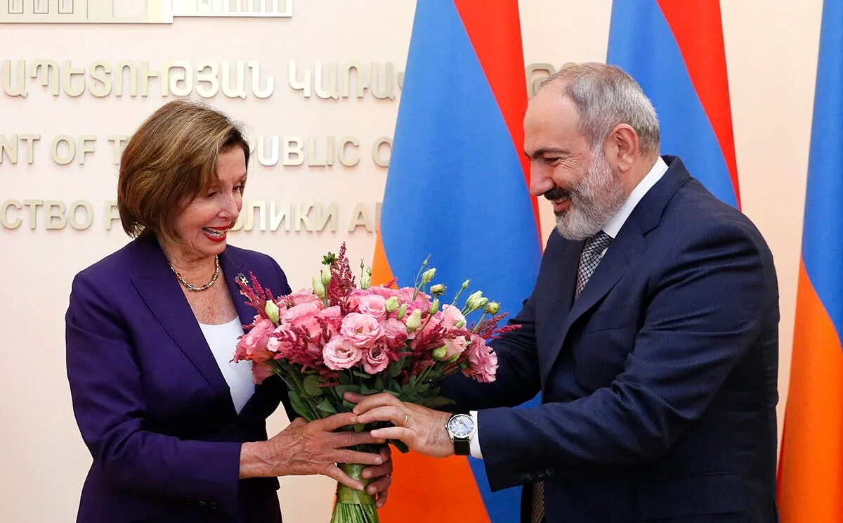 Азербайджан сильнее. Армения в виде человека с Россией. Посольство Америки в Армении. Армения и США встреча.