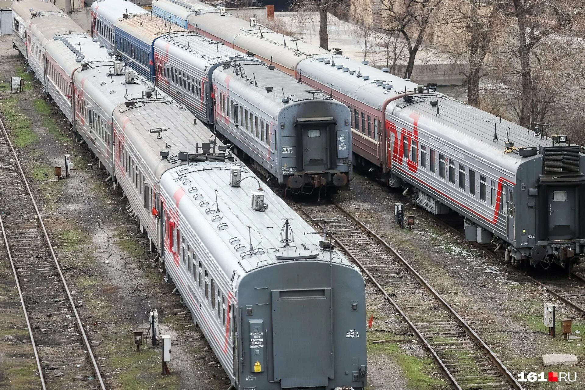 Вагоны пригородных поездов. Пригородный вагон. Поезд Москва Владикавказ. Пригородный подвижной состав. Старый вагон поезда РЖД.