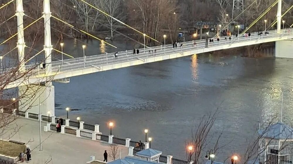 Уровень урала в оренбурге. Река Урал Оренбург. Набережная реки Урал Оренбург. Оренбург мост через Урал 2023. Мост через реку Урал в Оренбурге.