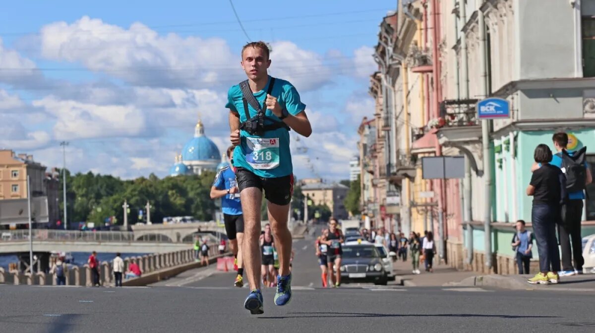 Пробежала 42 километров. Спортсмен пробежал 2 км. Пробежать 10 километров на марафоне белые ночи 11 июня. Человек пробежавший 42 км.