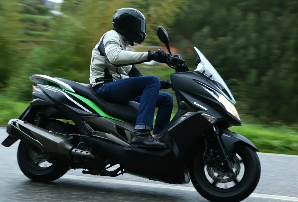 Скутер 300 кубов. Макси скутер Kawasaki j300. Kawasaki Ninja j300. Кавасаки максискутер 300. Kawasaki j300 ABS.