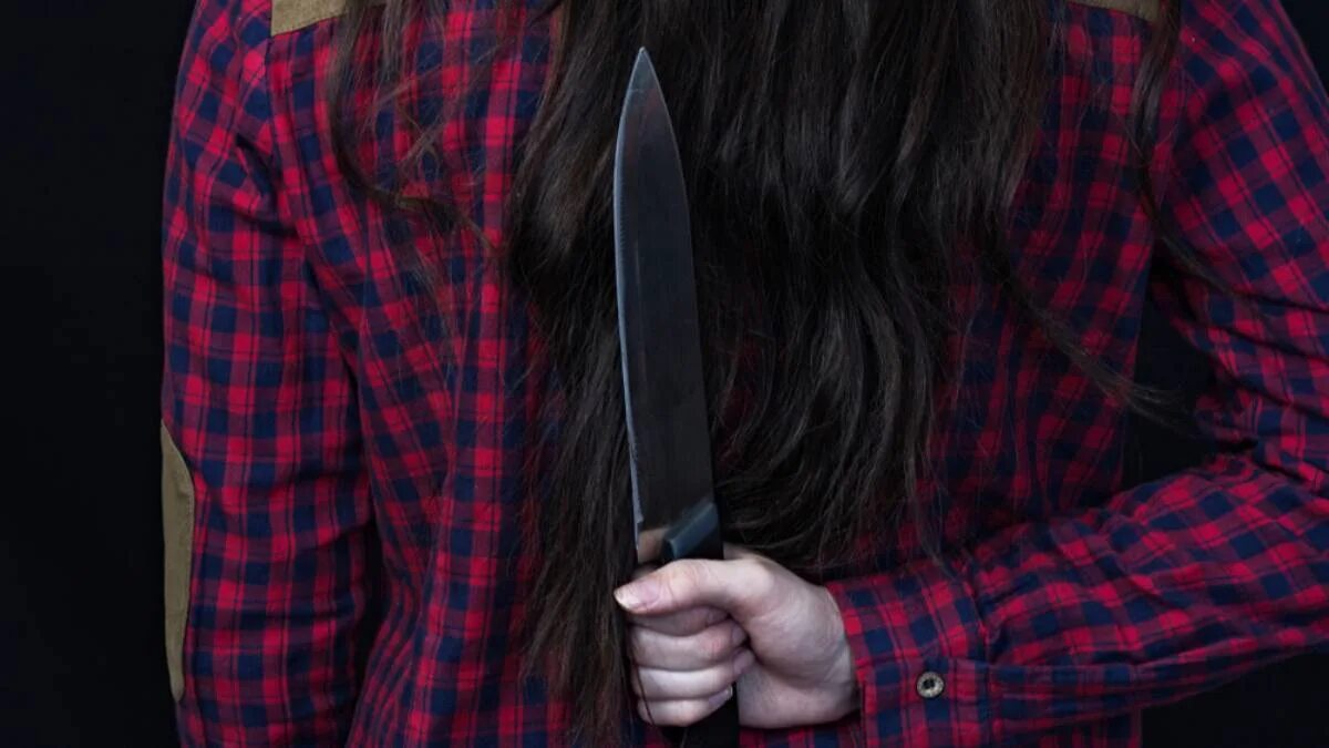 Как уговорить одноклассницу. Девушка с ножом за спиной. Девочка с ножом за спиной. Рука с ножом за спиной.