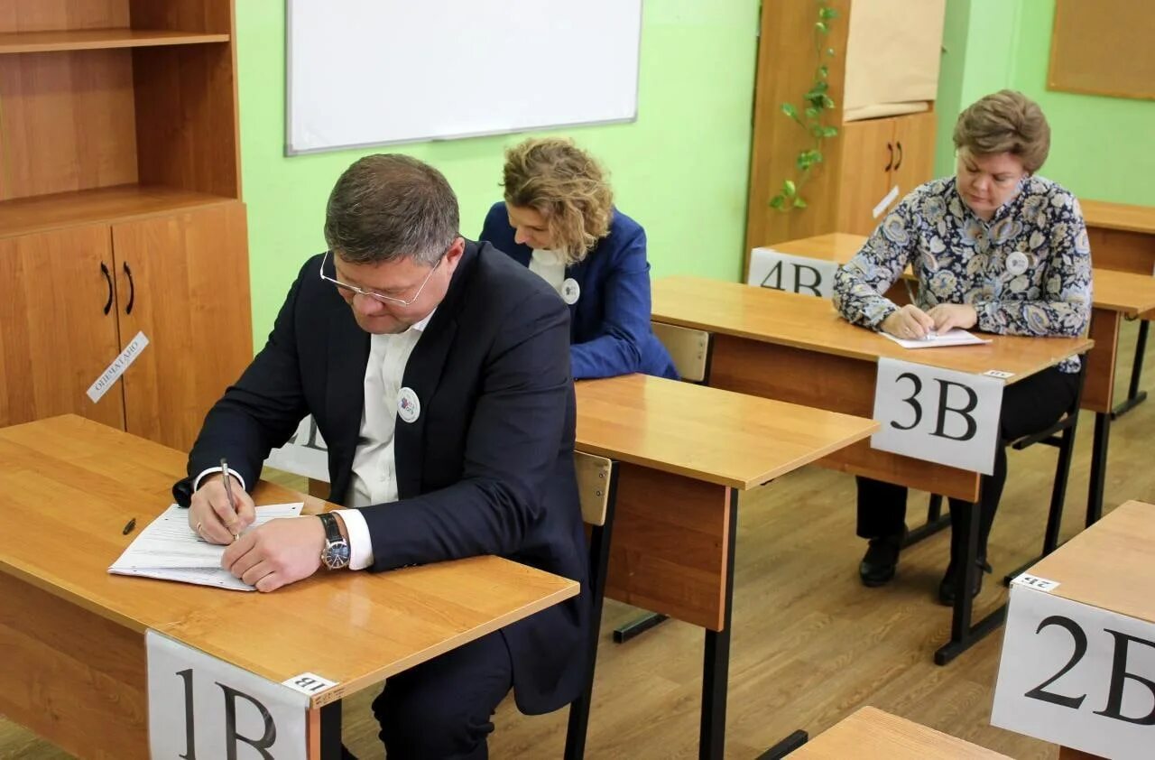 Сдаем егэ вместе для родителей. ЕГЭ для родителей. ЕГЭ Подмосковье. Родители сдают ЕГЭ. Школьники на ЕГЭ.