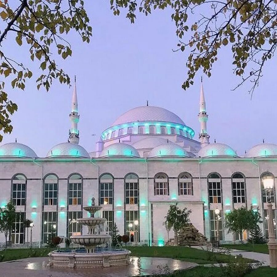 Джума дагестан. Центральная мечеть Махачкала. Центральная Джума-мечеть (Дагестан, Махачкала). Махачкалинская Джума мечеть. Соборная мечеть Махачкалы.
