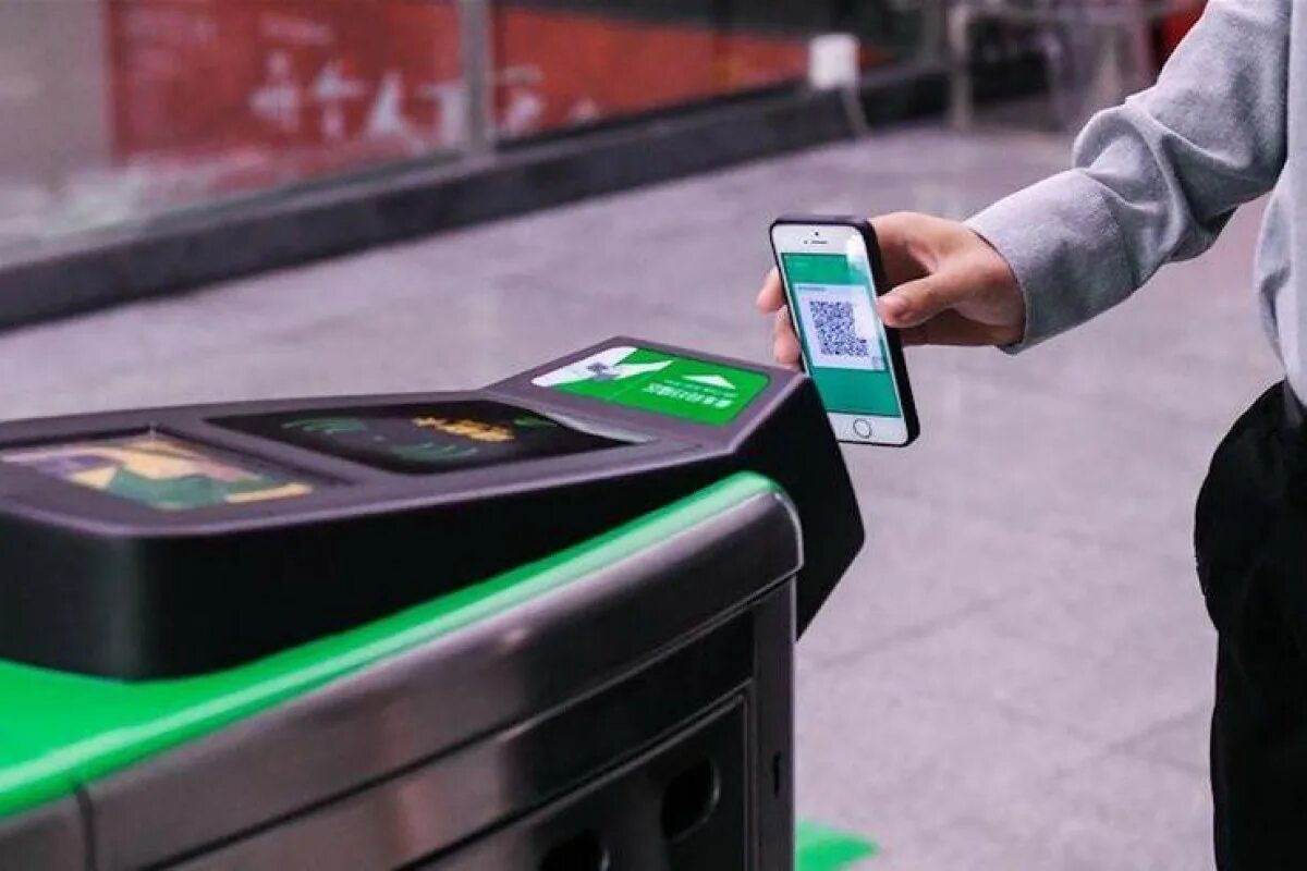 Метро через телефон. Оплата метро по QR. Оплата по QR коду. Оплата в метро по QR коду. Оплата в Китае по QR коду.