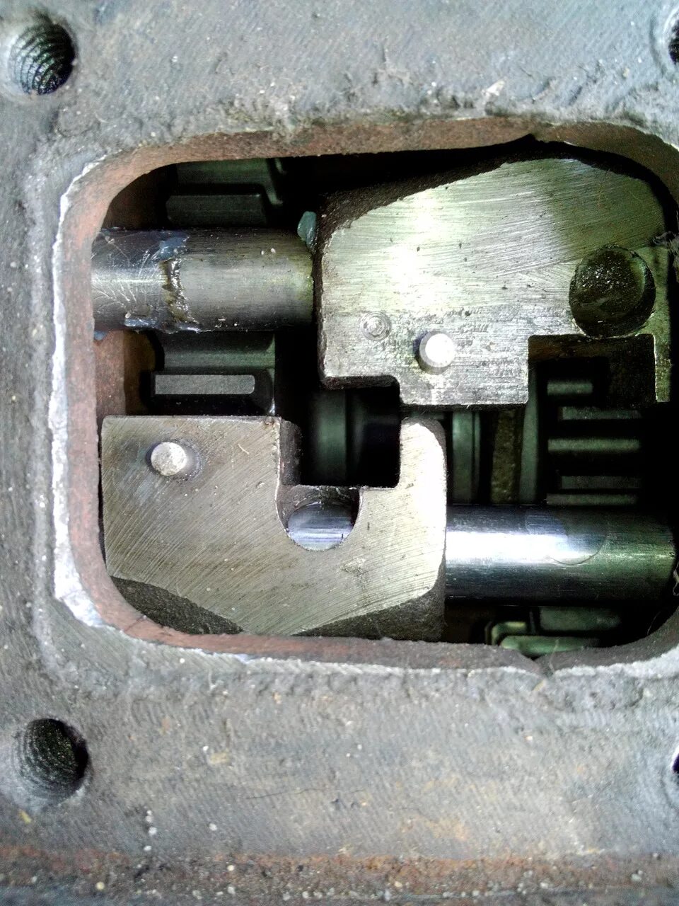 Камаз 5410 с делителем. Схема кпп эо 33211 чертеж. Шестерни промежутки на заднюю скорость мтз 80. Камаз евро 1 коробка первая передача выскакивает. Кпп трактора мтз 80.