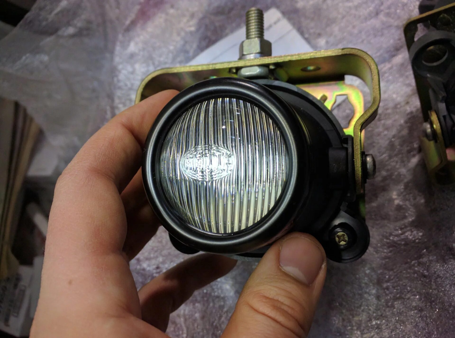 HELLA Micro de ОСВАР. ПТФ Mitsubishi Carisma 2001. ПТФ Mitsubishi Carisma. Mitsubishi Carisma ПТФ led. Нижние противотуманные фары