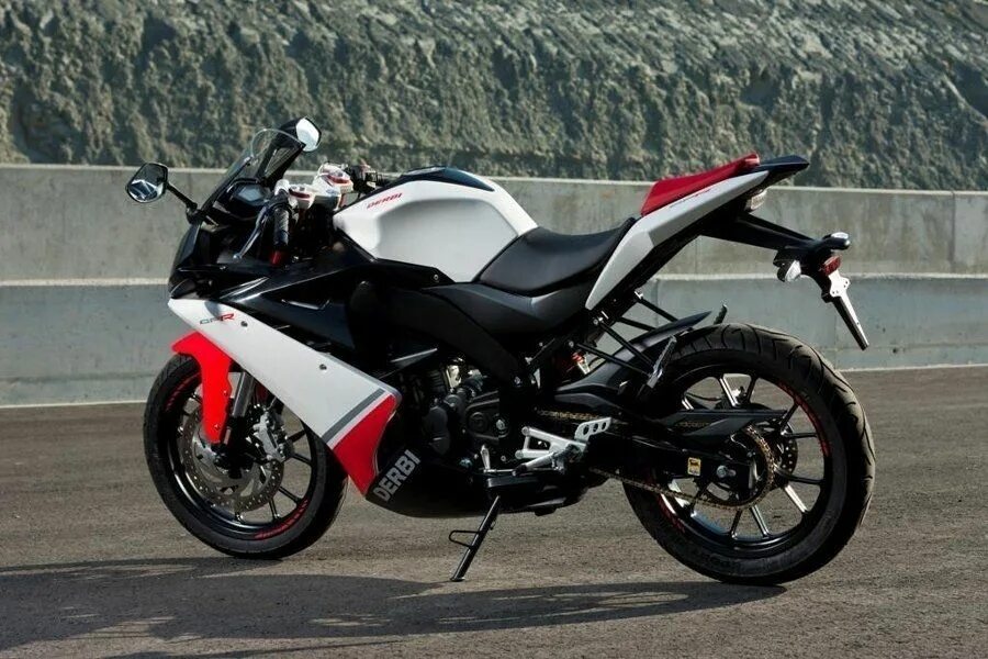 Gpr 4. Мотоцикл derbi gpr 125. мотоцикл дерби 125 кубов. gpr 50 yamaha. книжка derbi gpr 50.